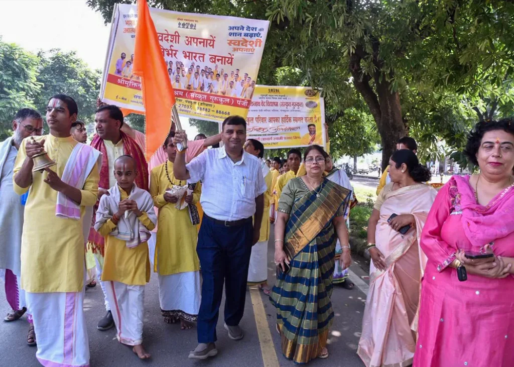 Panchkula: To promote self-reliance and national unity, the Purushottam Das Roongta Charitable Trust, Government College for Women, Sector 14, and Muktinath Ved Vidyashram (Sanskrit Gurukul) jointly organized a grand ‘Swadeshi Awareness Campaign’ in Panchkula. The event featured a motivational walkathon that saw enthusiastic participation from students and local citizens.
The march was flagged off by Amitabh Roongta, a renowned social worker and founder of the Trust, along with Anupama Roongta, Babu Mahendra (Dharm Jagran State Head), Suresh Goyal, Surender Singla, Benu Rao, Rajeev, Acharya Swami Prasad Mishra, Dr. Pooja Chauhan, Prof. Ritu Yadav, Dr. Alka Sharma, and Shivani Kaushik.
Throughout the journey, the atmosphere echoed with chants of “Bharat Mata Ki Jai” as participants highlighted the importance of adopting Swadeshi products. Students spread awareness about national duty and the significance of self-reliance. Teachers, students, and community members took active part in the initiative.
Addressing the gathering, Amitabh Roongta said that adopting Swadeshi is essential to realizing the dream of Atmanirbhar Bharat. He recalled Prime Minister Narendra Modi’s appeal to citizens to prefer Indian-made products and reduce dependence on imports. “This campaign aims to remind people of their responsibility toward the nation,” Roongta said. “Through this march, students conveyed the message of self-reliance and encouraged everyone to support Indian goods.”
The 4-kilometer walk began at the Government College for Women, Sector 14, and returned to the same venue. More than 400 people joined the campaign, which also aimed to ignite patriotic feelings and inspire youth to contribute to the nation’s progress.
Roongta emphasized that the initiative is a meaningful step to strengthen Indian culture, Swadeshi ideology, and national service among the youth.
The Purushottam Das Roongta Charitable Trust, which organized the event, is devoted to social service, education, cow protection, food aid, and welfare of the underprivileged. The Trust regularly conducts weekly food distribution programs, free medical camps, scholarship drives, and women empowerment projects. It continues to inspire communities through its commitment to self-reliance, cultural values, and social awareness.